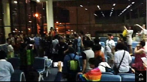 一群中国游客大闹曼谷廊曼机场