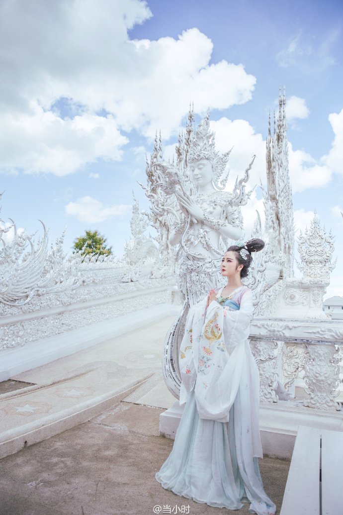 中国女孩穿汉服在泰国拍写真 宛若画中人