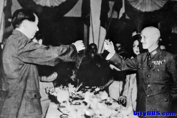 1945年9月在中国重庆，毛泽东和蒋介石举杯庆祝抗战胜利