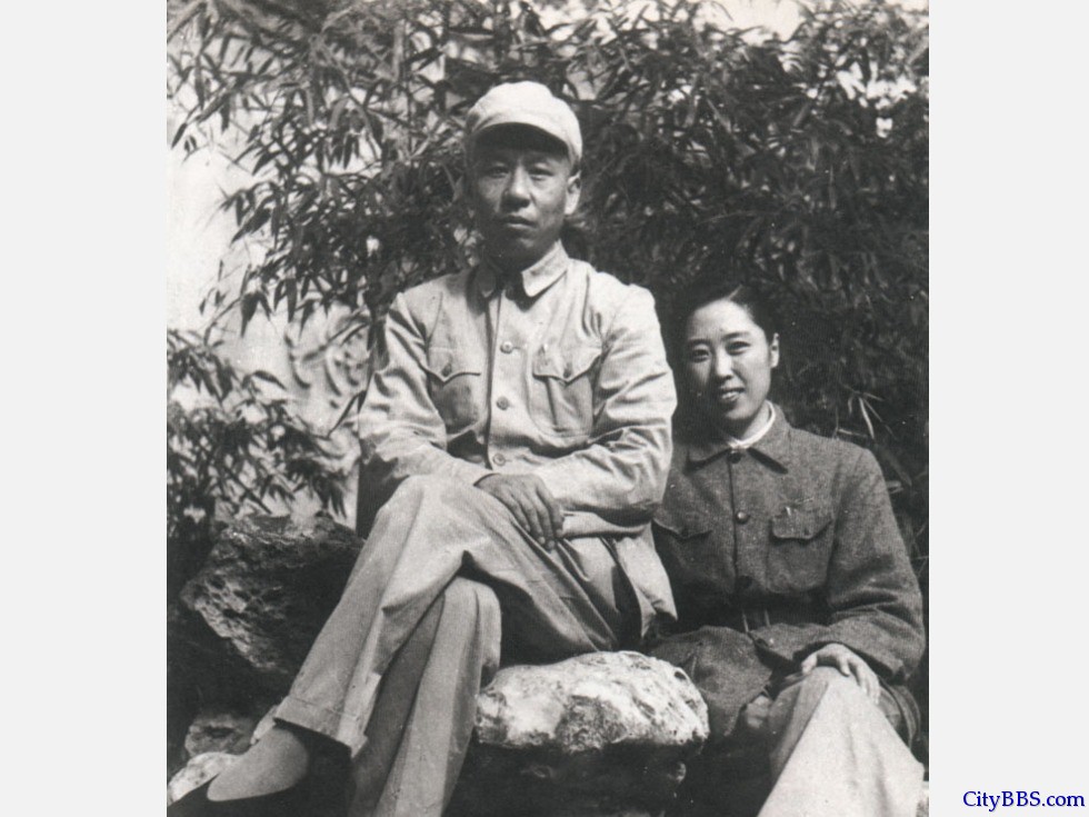1949年，刘少奇与夫人王光美在北平合影