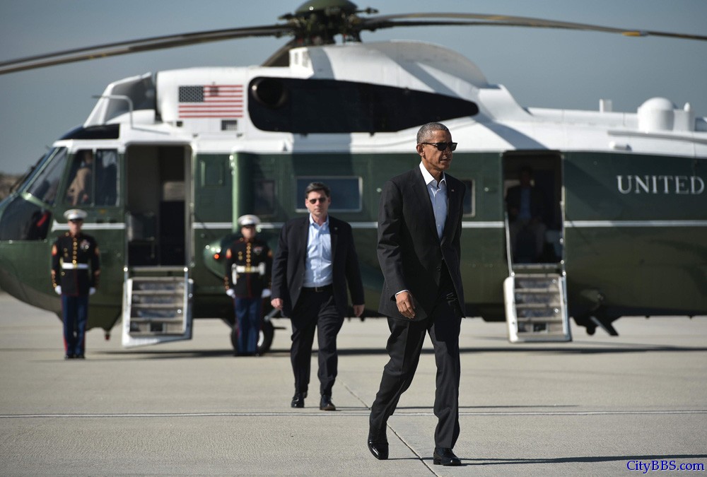 美国总统奥巴马12日准备搭乘空军一号前往加州