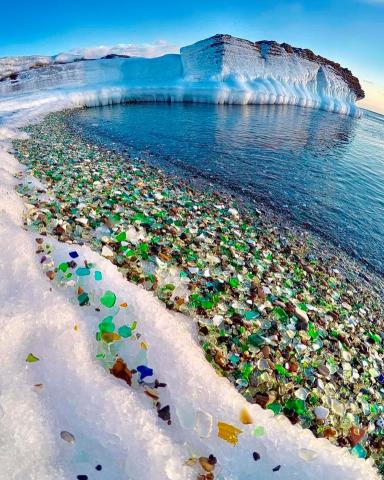 大量废弃酒瓶丢满沙滩没想到大海打造出奇迹