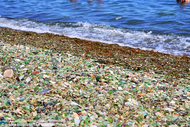 大量废弃酒瓶丢满沙滩没想到大海打造出奇迹