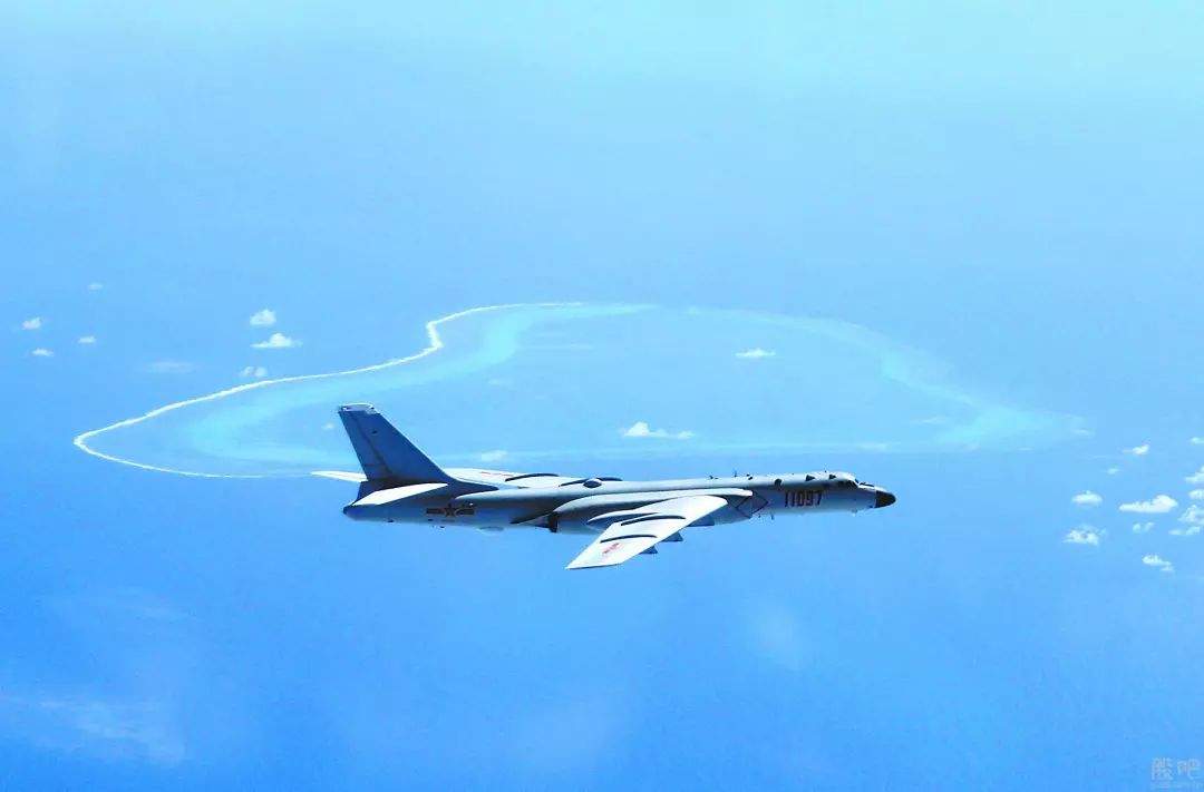 轰-6K飞机在黄岩岛等岛礁附近空域巡航