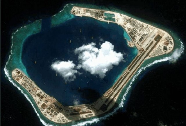 中国南海突现4艘超级航母