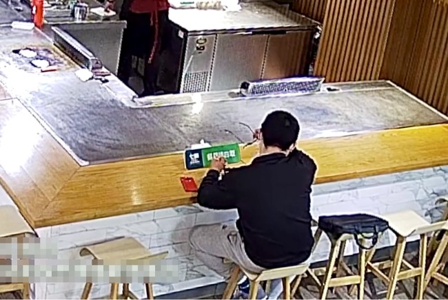 深夜食客情绪崩溃痛哭想不到厨师做出这举动.jpg