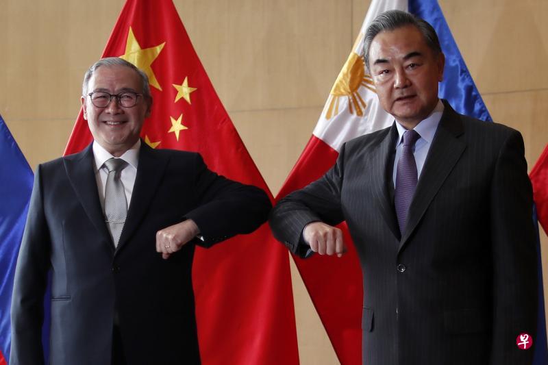 中国外长王毅（右）16日在马尼拉同菲律宾外长洛钦会谈