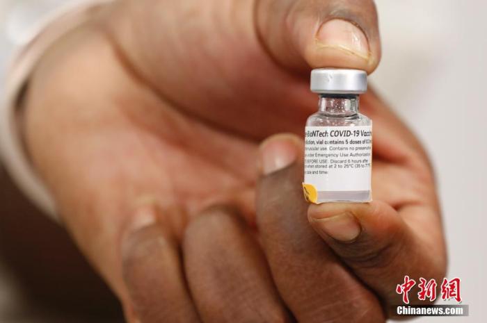展示美国首批新冠疫苗