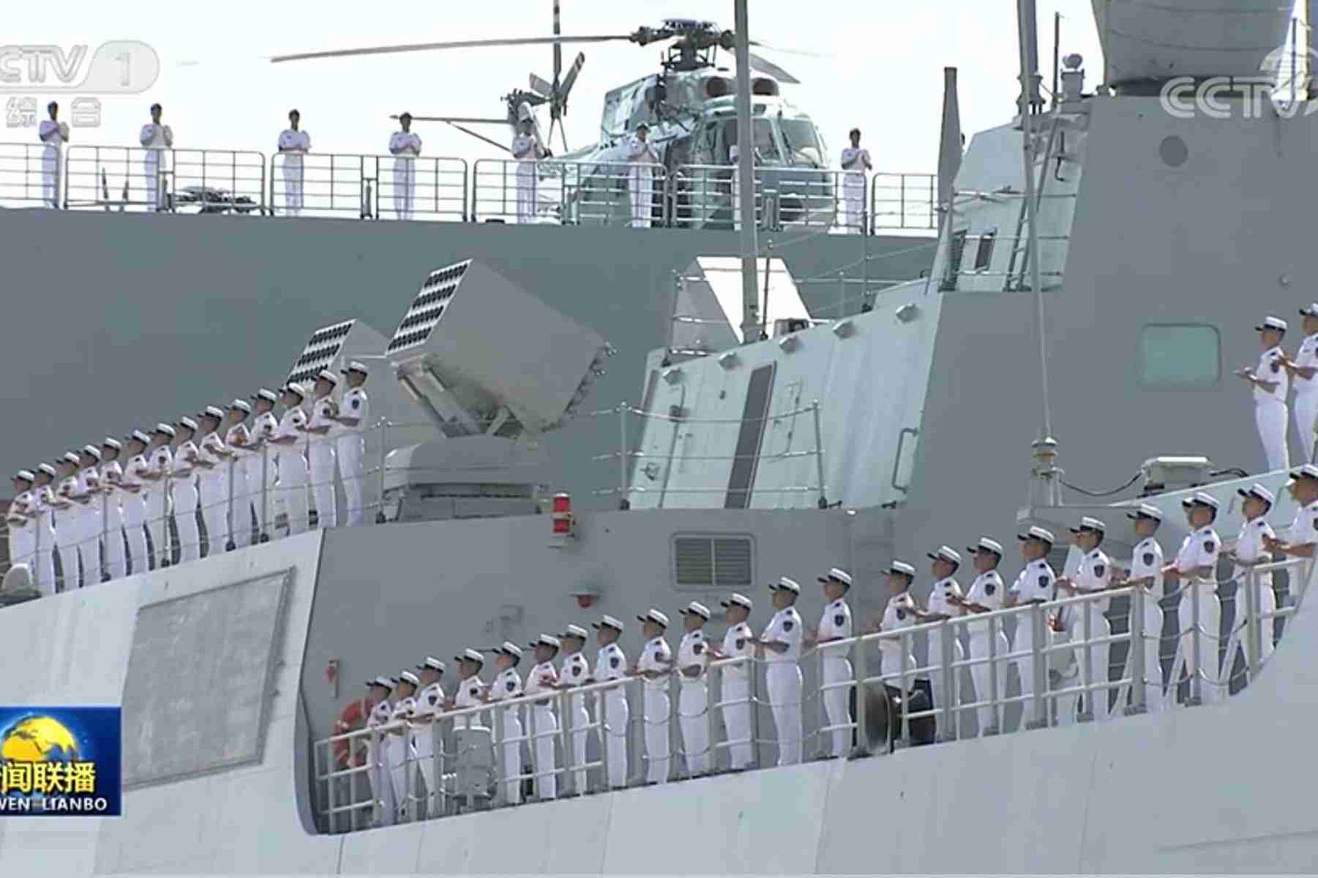 海军成立纪念日之际，三艘主战舰艇同时入列