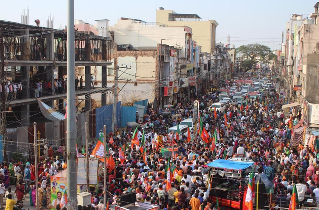 大批民众聚集在瓦朗加尔举行集会