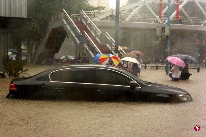 郑州市内部分街道因持续强降雨，导致严重积水