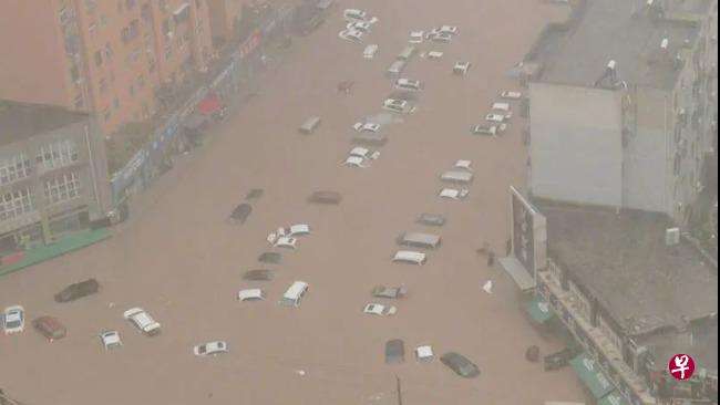图为车辆在郑州街头被淹.jpg
