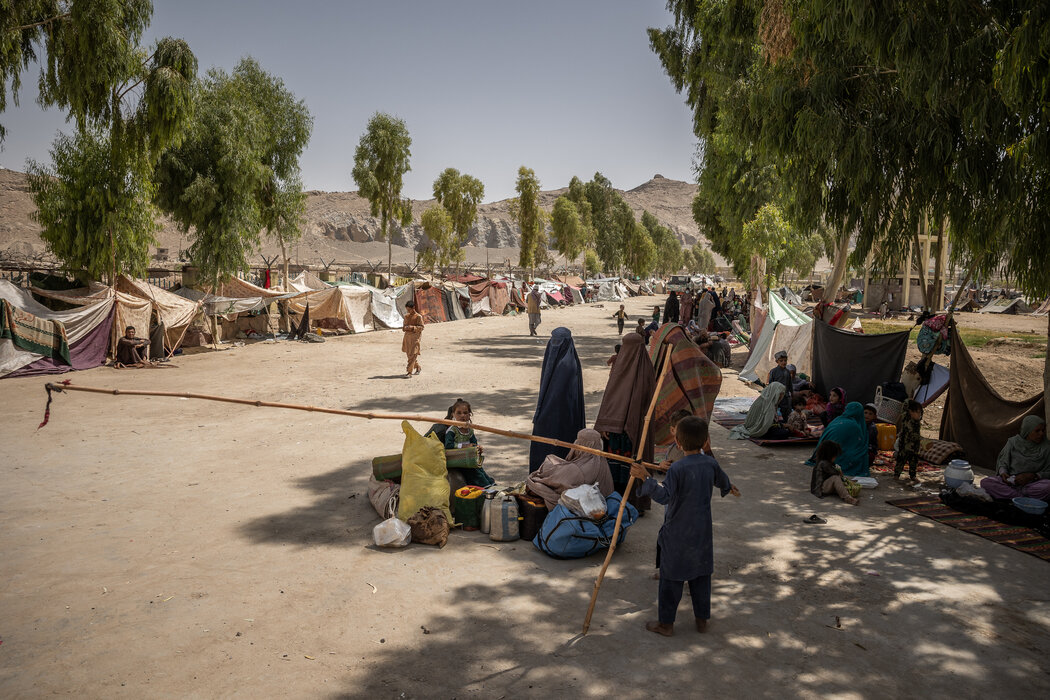 上周，坎大哈街头流离失所的家庭。在过去几个月里，至少有40万阿富汗人失去了家园，这个数字可能会大幅上升 ...