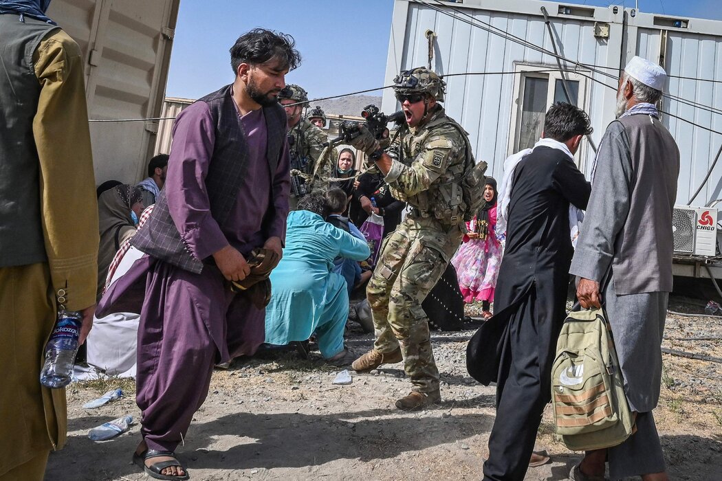 一名美国军人用枪指着一名阿富汗男子