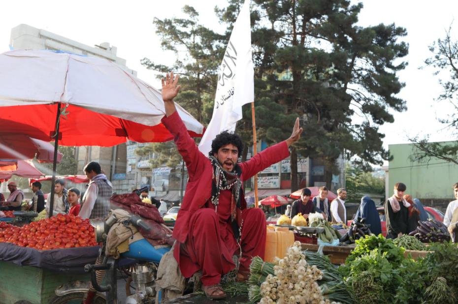 一名支持塔利班的街头小贩在大声吆喝