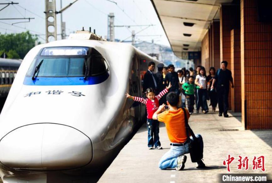 2007年4月，“和谐号”高铁开进杭州站