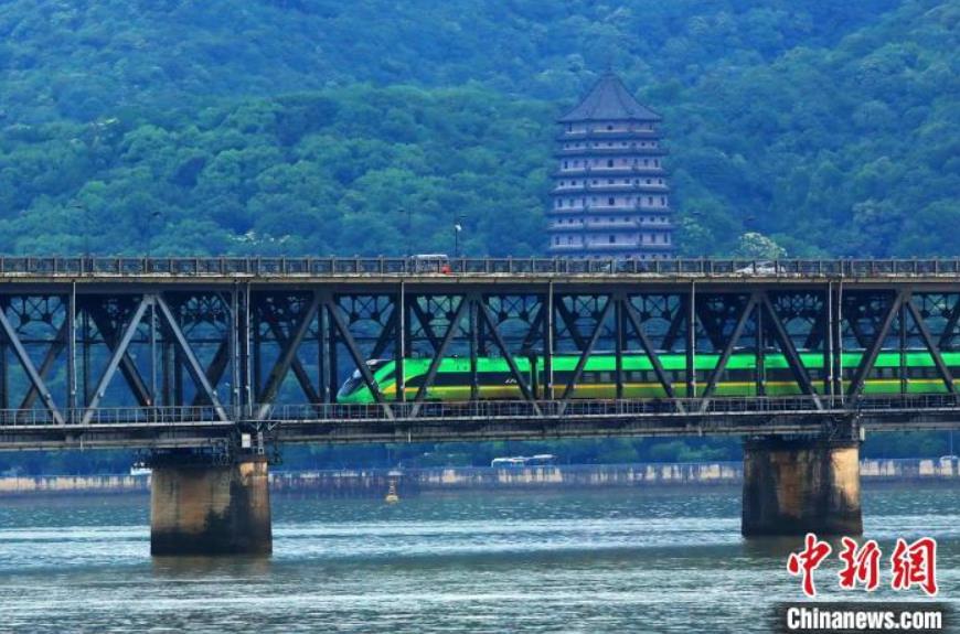 “复兴号”列车开行于钱塘江大桥