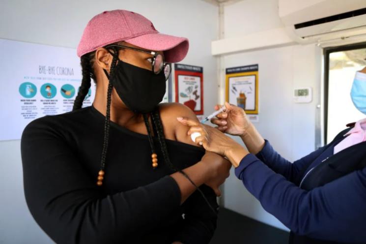 南非约翰内斯堡，民众接种新冠疫苗