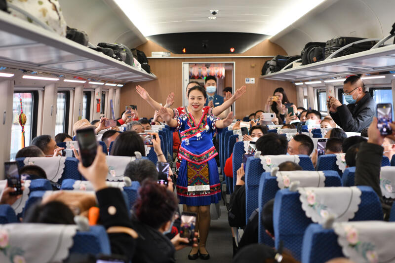 身着民族服饰的列车员为旅客带来特色节目