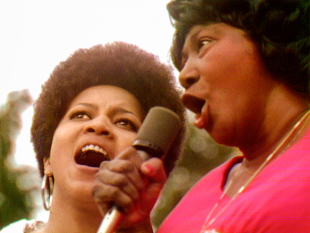 梅维斯·斯台普斯（左）和玛哈莉亚·杰克逊在《灵魂夏日》中的一幕