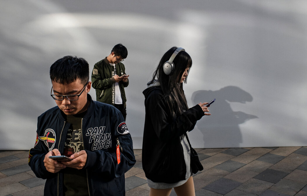 炫耀物质享乐的展示长期以来在网上享有热切受众