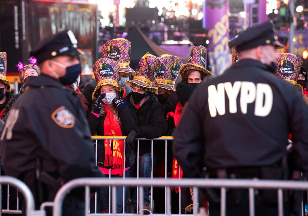 人们在美国纽约时报广场参加跨年庆祝活动.jpg