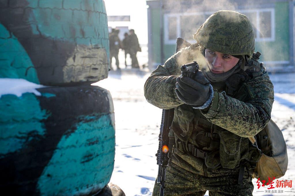 俄在乌克兰边境集结了大约 10 万名士兵