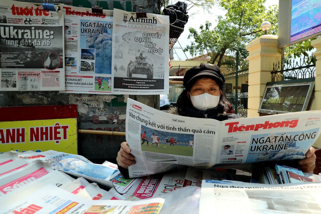 河内一个报摊上阅读越南报纸的女子，报纸头版刊登的是俄罗斯入侵乌克兰的报道 ...