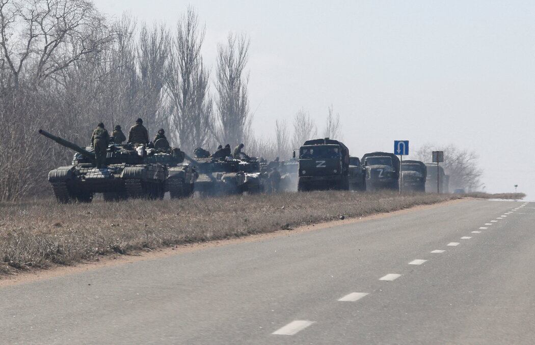 在乌克兰顿涅茨克地区分裂分子控制的瓦尔诺瓦卡镇外，一支亲俄部队的车队 ...