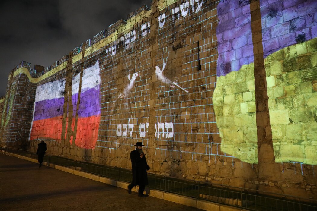 耶路撒冷老城的墙上投射的俄罗斯和乌克兰国旗