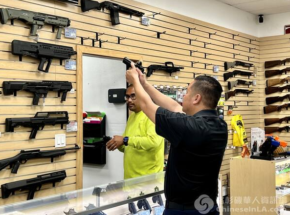 一位华人顾客在店里试枪