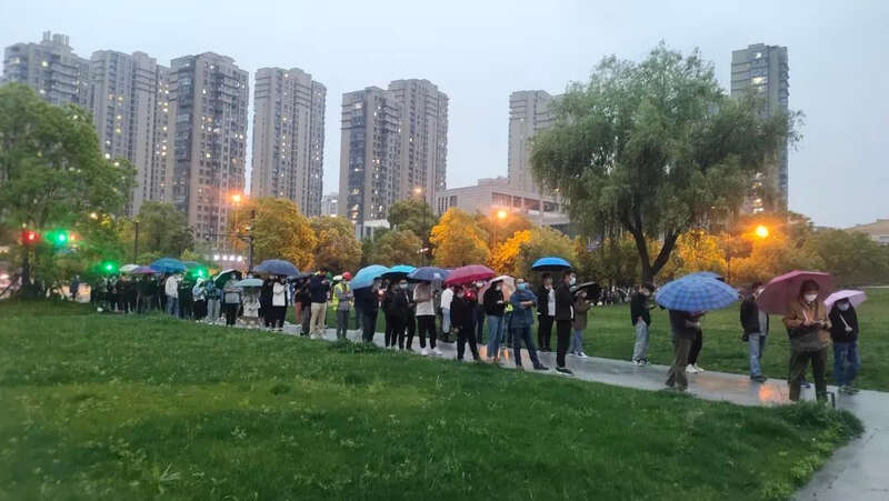 4月28日傍晚，杭州居民排队进行核酸检测