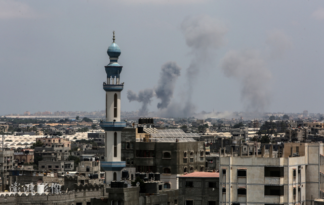 以色列持续空袭加沙地带，浓烟滚滚