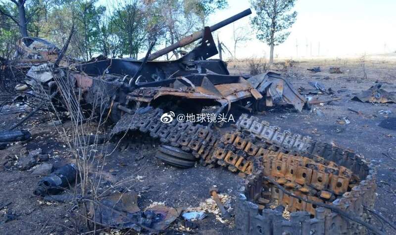 陷入了俄军布设的雷区。一辆坦克和两辆BMP不幸触雷，瞬间被炸废