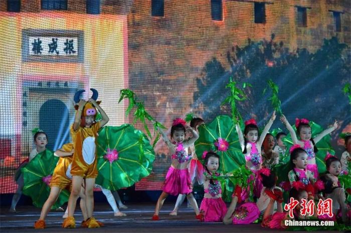 孩子们表演舞蹈《客家童谣》