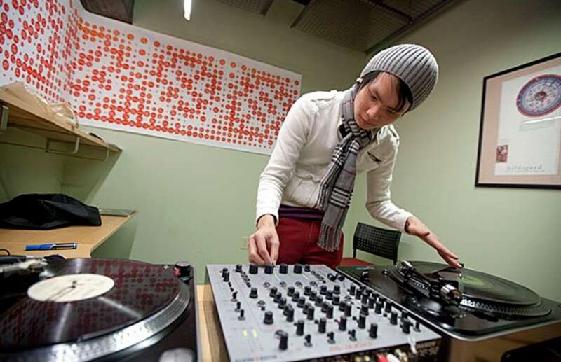 杨格曾在哈佛大学就读数学系，但是大二结束时，他决定选择追求自己的音乐之路，于是选择了休学 ... ...
