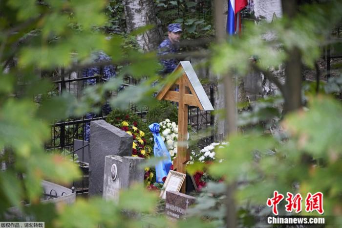 普里戈任的葬礼结束后，墓地附近放有鲜花