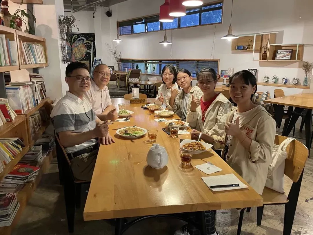 谢爱磊和学生关系很好