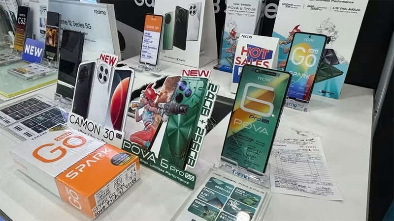 菲律宾马尼拉一家手机商店内陈列的传音TECNO品牌手机