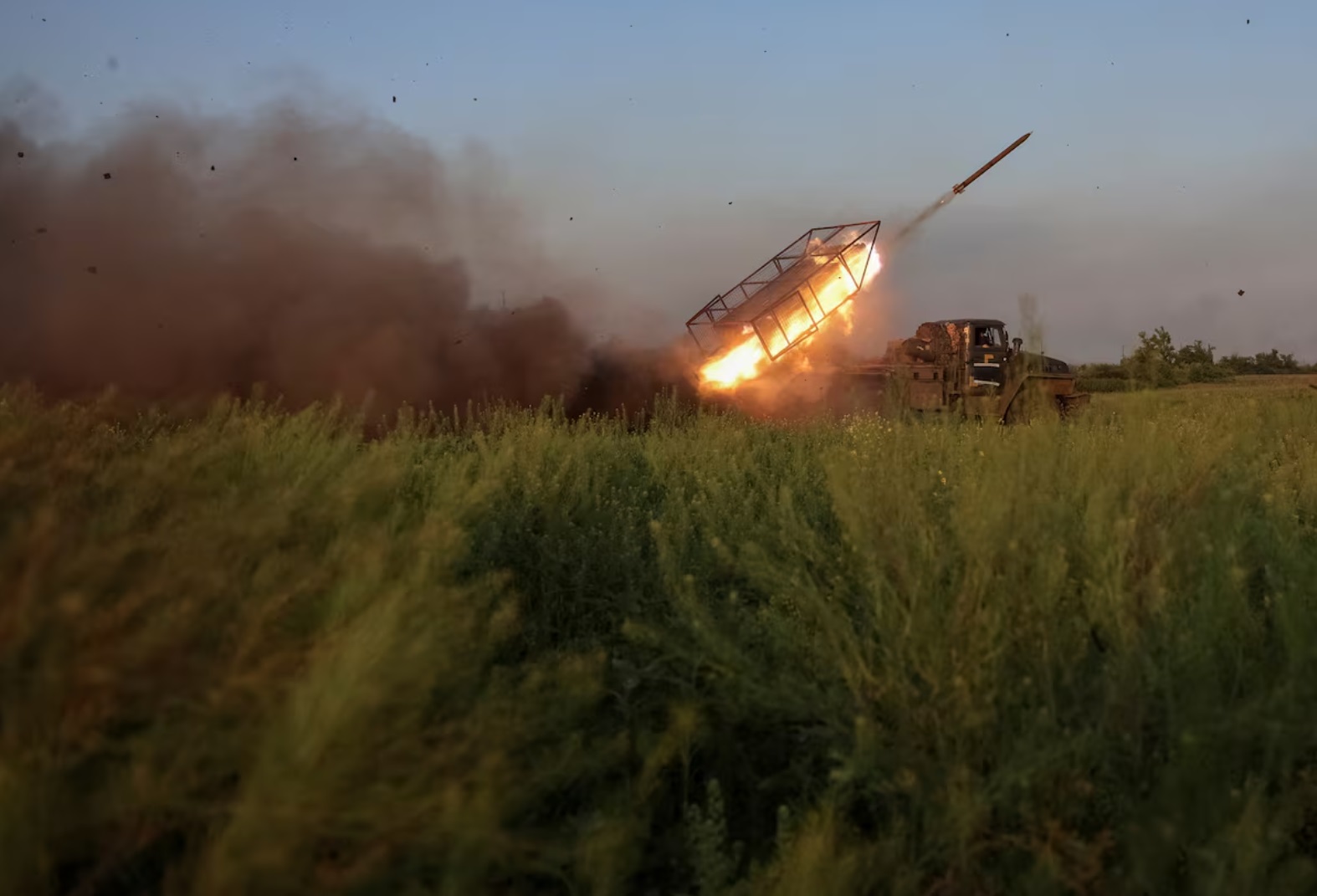 乌克兰武装部队第 25 独立空降旅的士兵在乌克兰顿涅茨克地区前线城镇波克罗夫斯克附近向俄罗斯军队发射 BM- ...