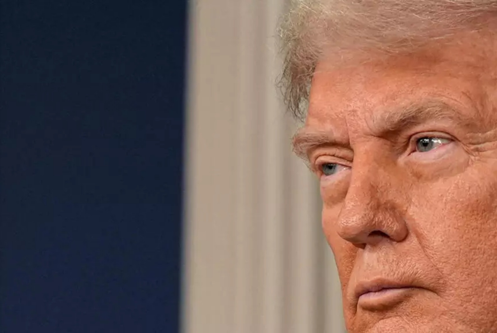 特朗普在华盛顿特区白宫新闻简报室向媒体发表讲话